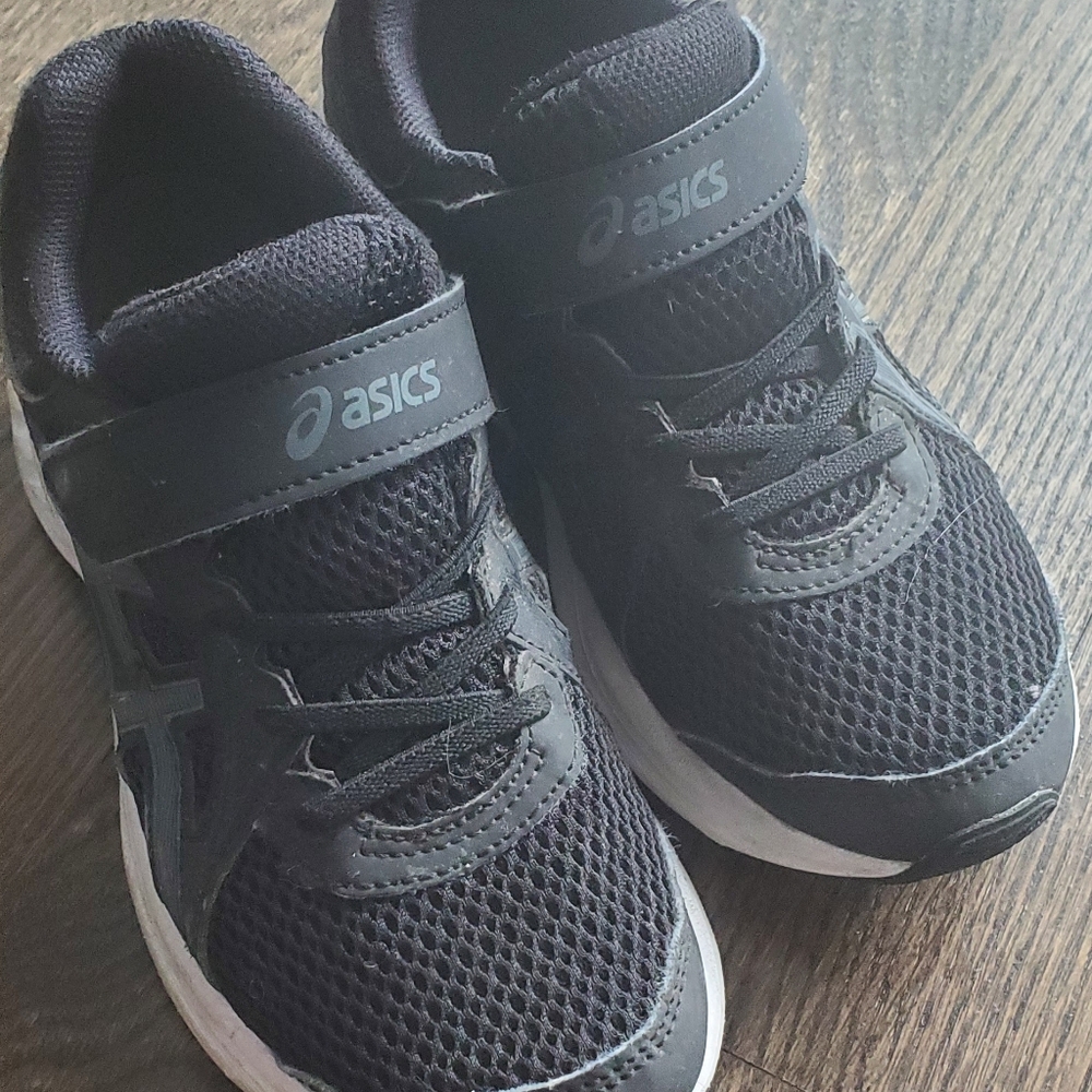 Boys size 3 Asics